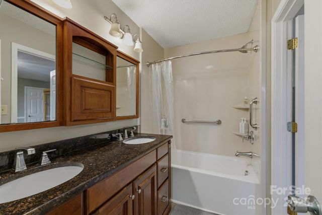 7501 Woodland Hills Road, Hickory, NC 28602