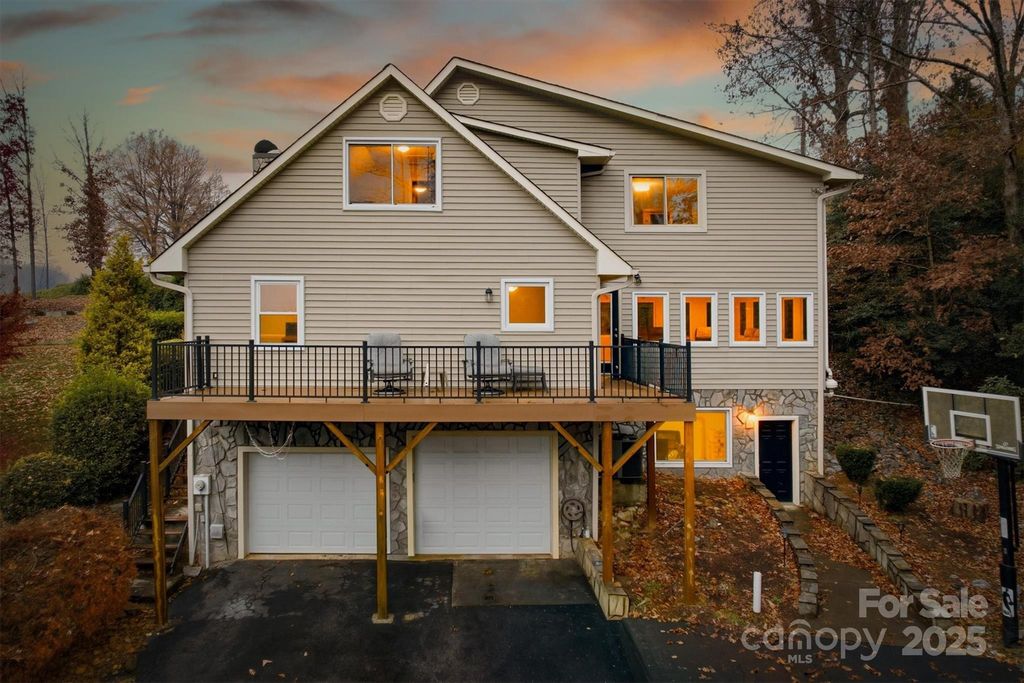 7501 Woodland Hills Road, Hickory, NC 28602