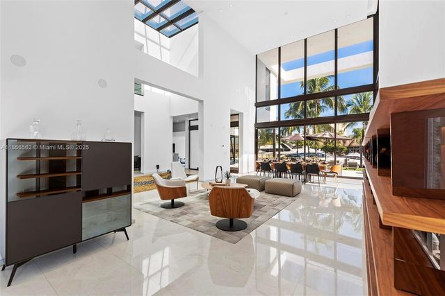 418 Sunset Dr, Hallandale Beach, FL 33009