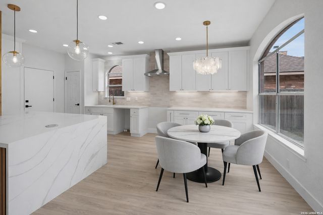 10242 Sandyglen, San Antonio, TX 78240