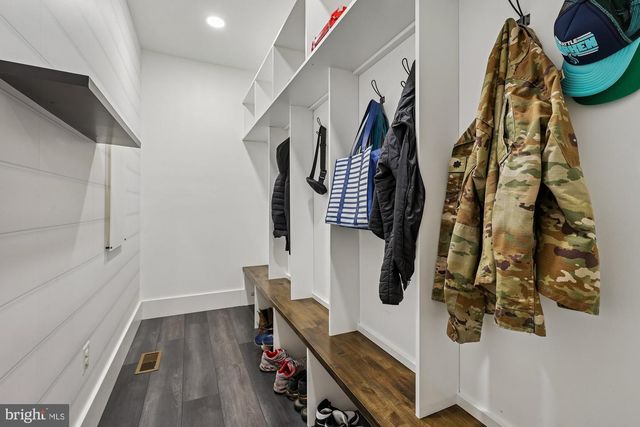 8514 OAK CHASE CIR, Fairfax Station, VA 22039