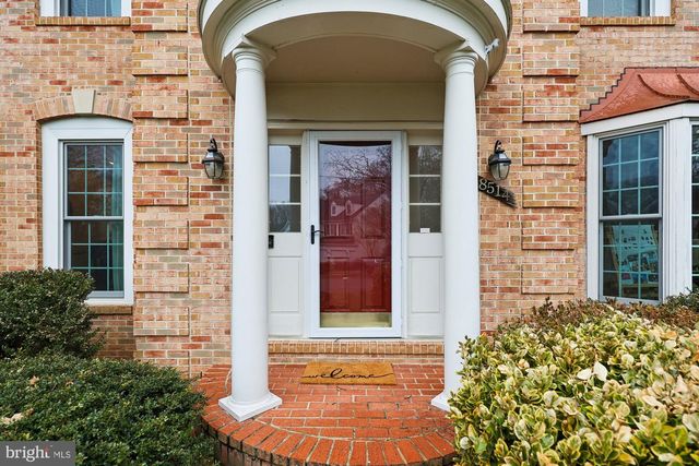 8514 OAK CHASE CIR, Fairfax Station, VA 22039