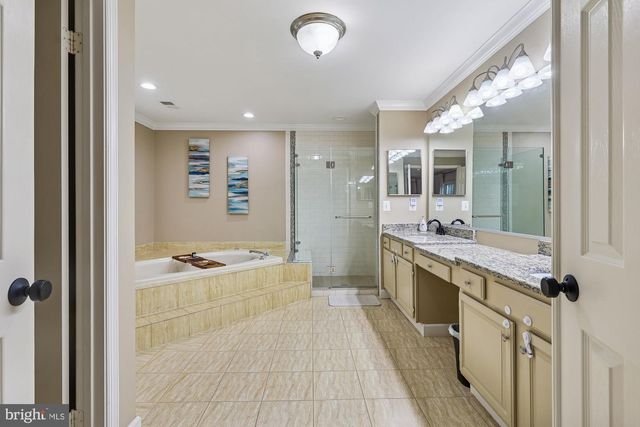 8514 OAK CHASE CIR, Fairfax Station, VA 22039