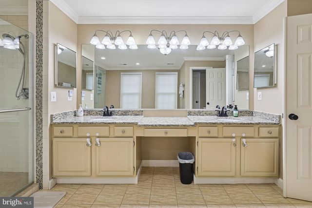 8514 OAK CHASE CIR, Fairfax Station, VA 22039