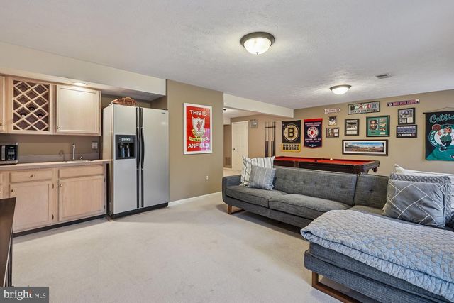 8514 OAK CHASE CIR, Fairfax Station, VA 22039