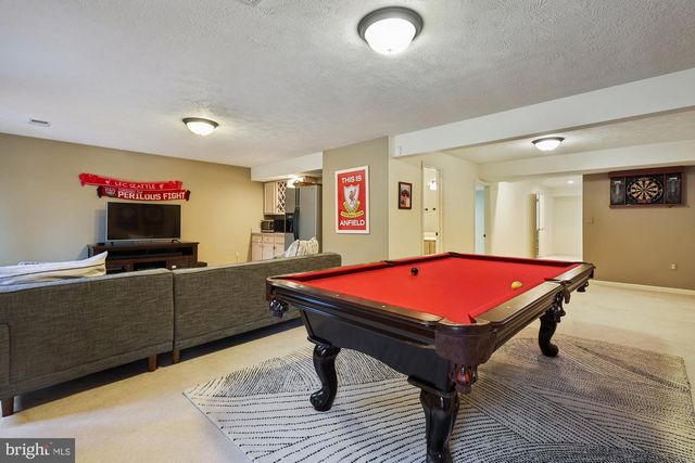 8514 OAK CHASE CIR, Fairfax Station, VA 22039