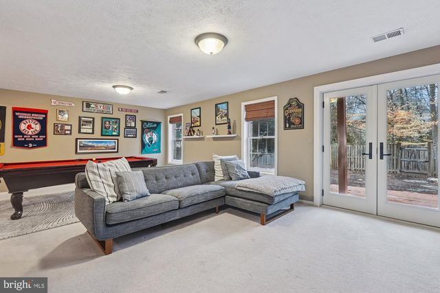 8514 OAK CHASE CIR, Fairfax Station, VA 22039