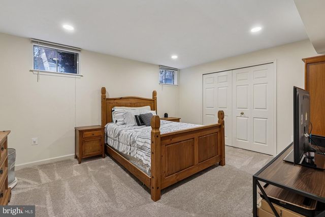 8514 OAK CHASE CIR, Fairfax Station, VA 22039