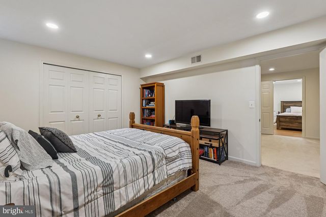 8514 OAK CHASE CIR, Fairfax Station, VA 22039