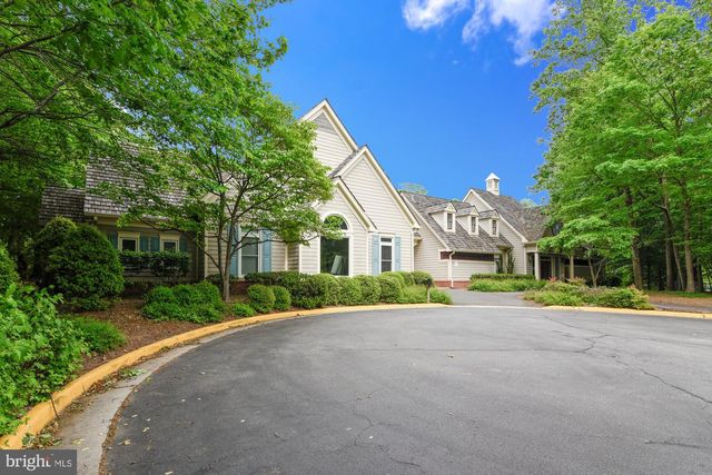 8514 OAK CHASE CIR, Fairfax Station, VA 22039