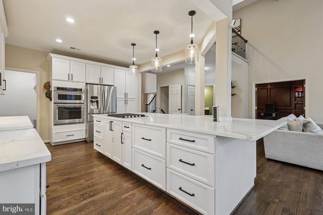 8514 OAK CHASE CIR, Fairfax Station, VA 22039