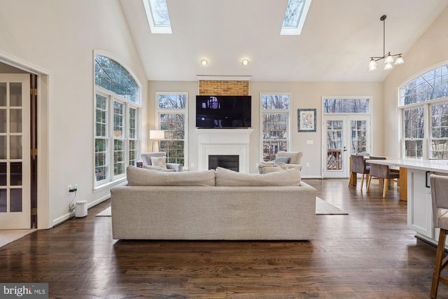 8514 OAK CHASE CIR, Fairfax Station, VA 22039