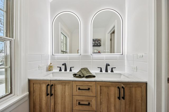 175 S Fairview Avenue, Elmhurst, IL 60126