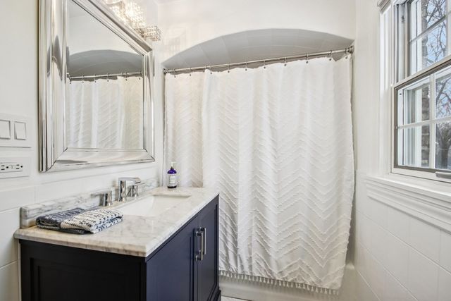 175 S Fairview Avenue, Elmhurst, IL 60126