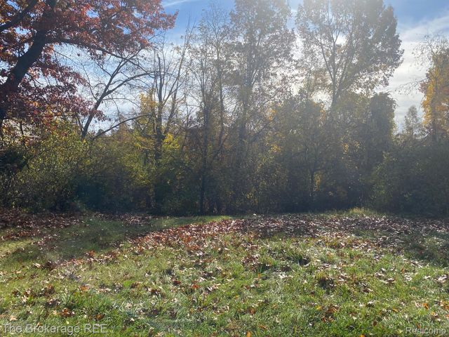 9035 HURON BLUFFS Drive, White Lake, MI 48386