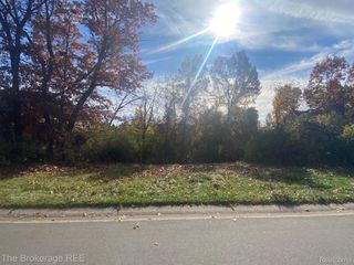 9035 HURON BLUFFS Drive, White Lake, MI 48386