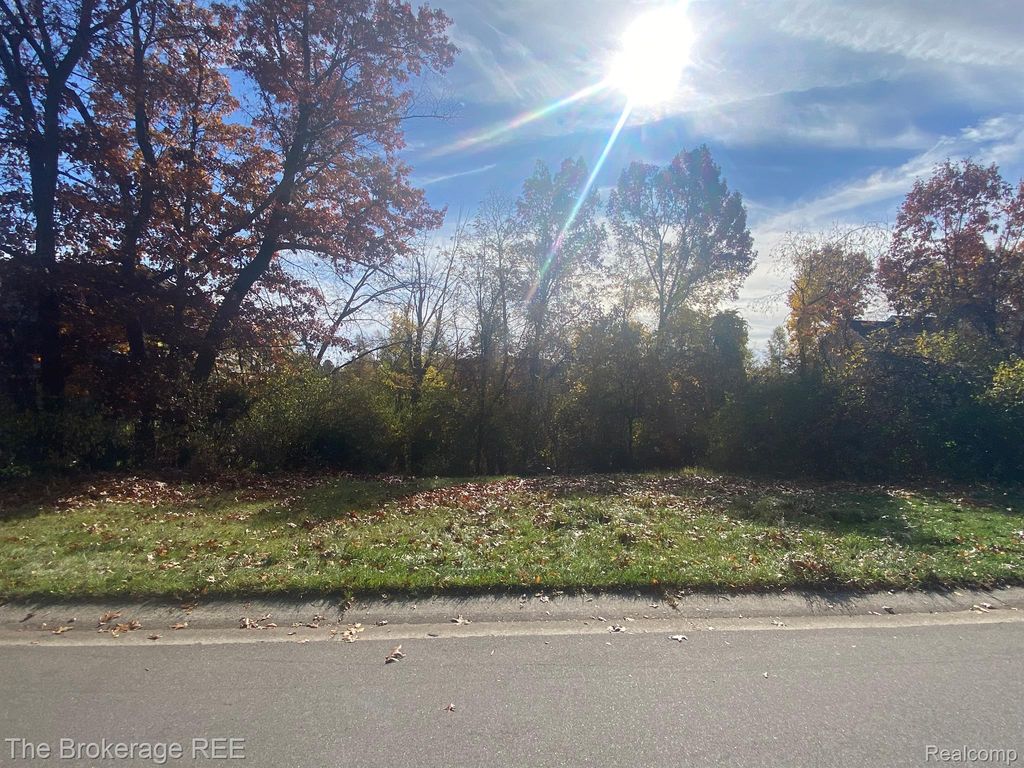 9035 HURON BLUFFS Drive, White Lake, MI 48386