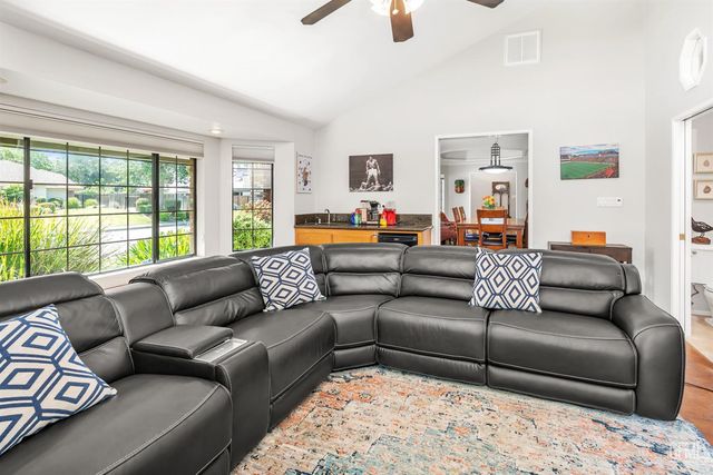 9600 Valley Oak Court, Bakersfield, CA 93311