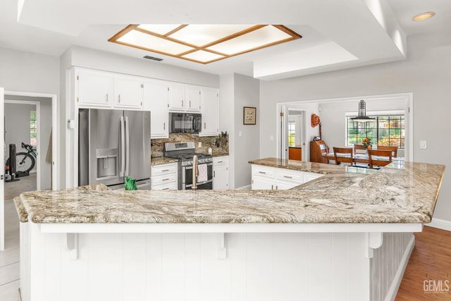 9600 Valley Oak Court, Bakersfield, CA 93311