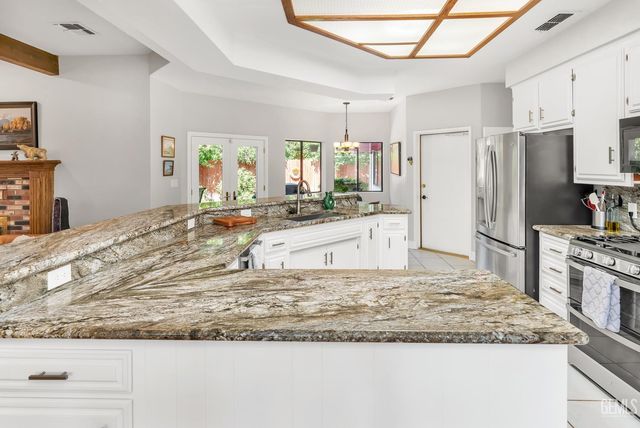 9600 Valley Oak Court, Bakersfield, CA 93311