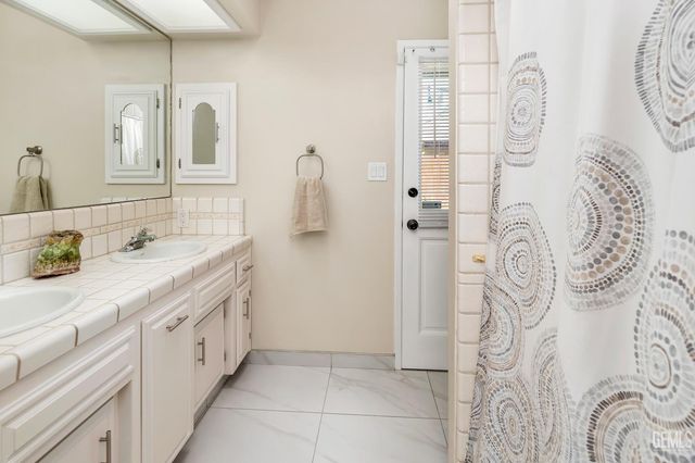 9600 Valley Oak Court, Bakersfield, CA 93311