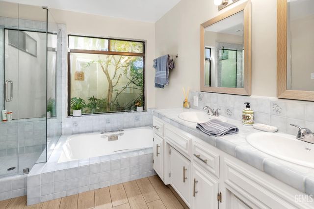 9600 Valley Oak Court, Bakersfield, CA 93311