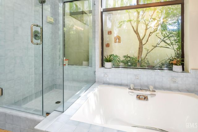 9600 Valley Oak Court, Bakersfield, CA 93311