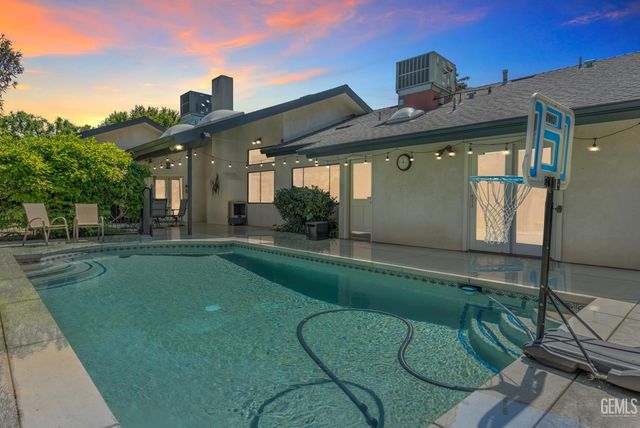 9600 Valley Oak Court, Bakersfield, CA 93311