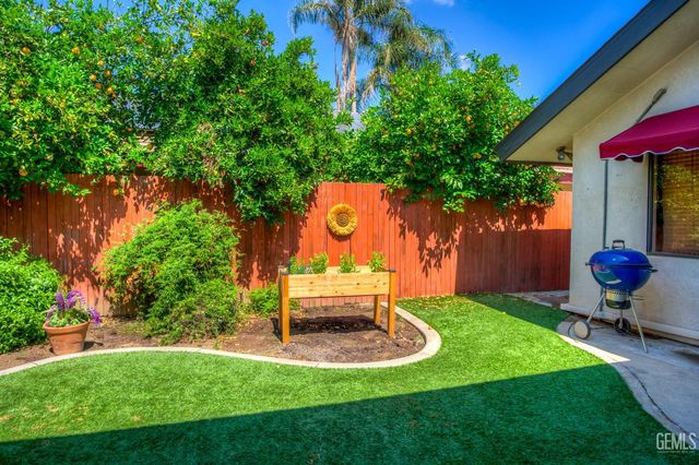 9600 Valley Oak Court, Bakersfield, CA 93311