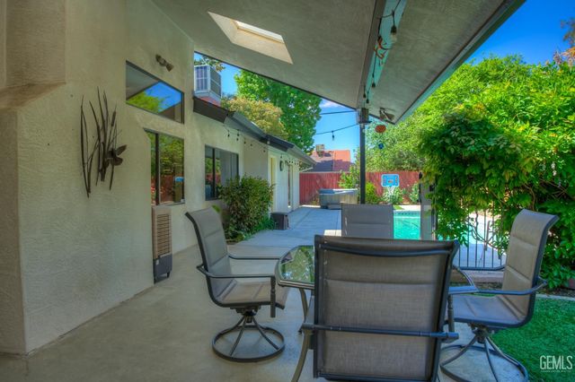 9600 Valley Oak Court, Bakersfield, CA 93311