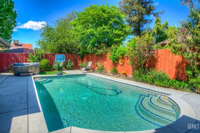 9600 Valley Oak Court, Bakersfield, CA 93311