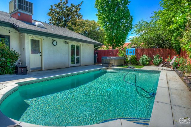 9600 Valley Oak Court, Bakersfield, CA 93311