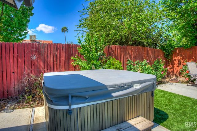 9600 Valley Oak Court, Bakersfield, CA 93311