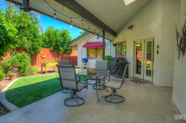 9600 Valley Oak Court, Bakersfield, CA 93311