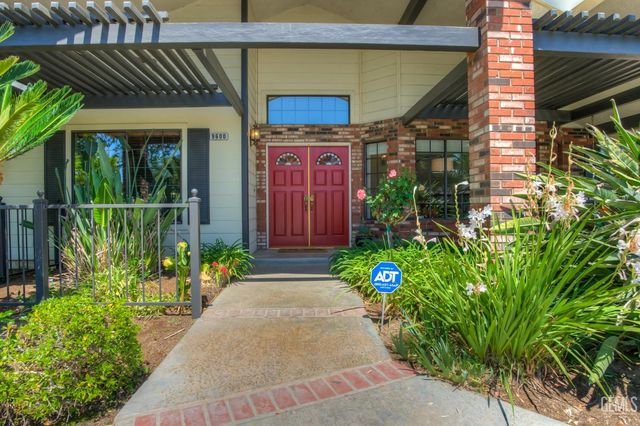 9600 Valley Oak Court, Bakersfield, CA 93311