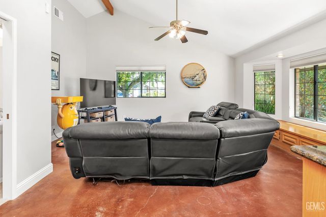 9600 Valley Oak Court, Bakersfield, CA 93311