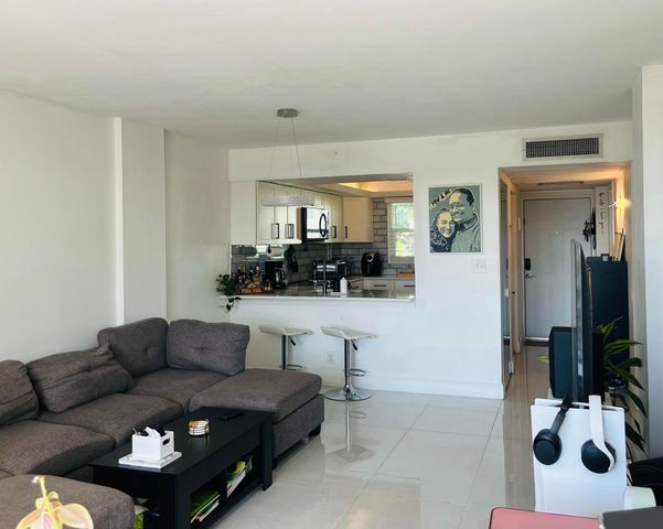 111 Royal Pk Drive, Oakland Park, FL 33309