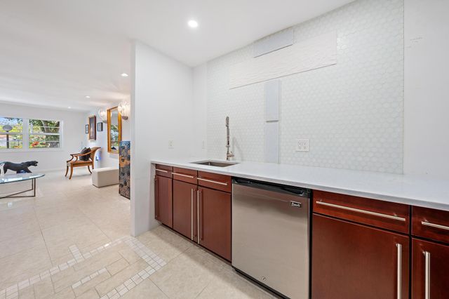 1516 S Lakeside Drive 106, Lake Worth Beach, FL 33460