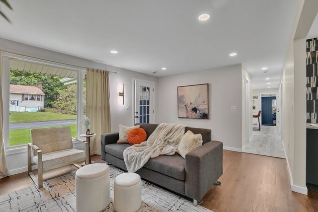 6 Phillips Dr, Holyoke, MA 01040