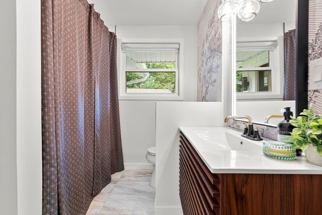 6 Phillips Dr, Holyoke, MA 01040
