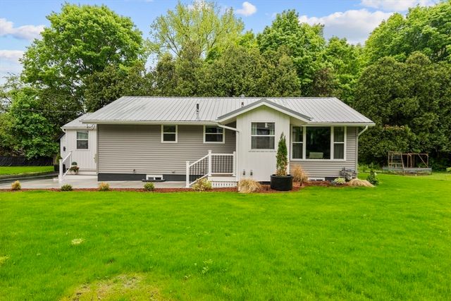 6 Phillips Dr, Holyoke, MA 01040