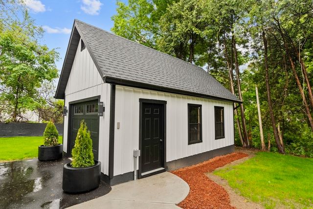 6 Phillips Dr, Holyoke, MA 01040