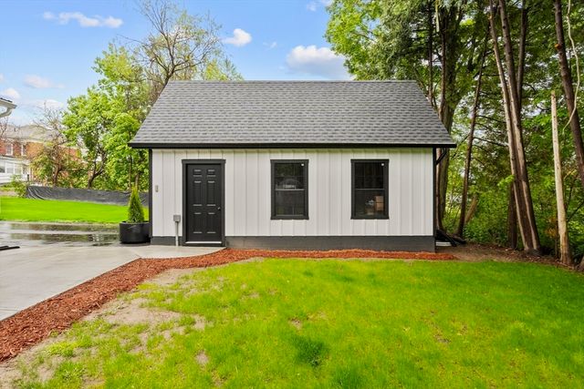 6 Phillips Dr, Holyoke, MA 01040