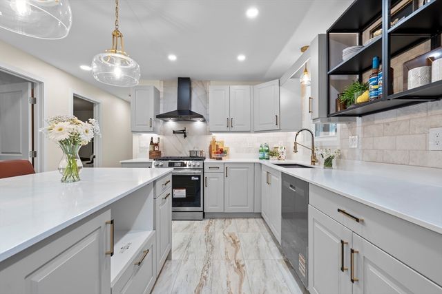 6 Phillips Dr, Holyoke, MA 01040