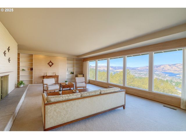 115 W SCENIC Dr, The Dalles, OR 97058