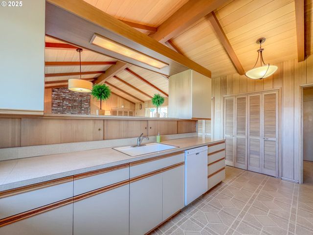 115 W SCENIC Dr, The Dalles, OR 97058