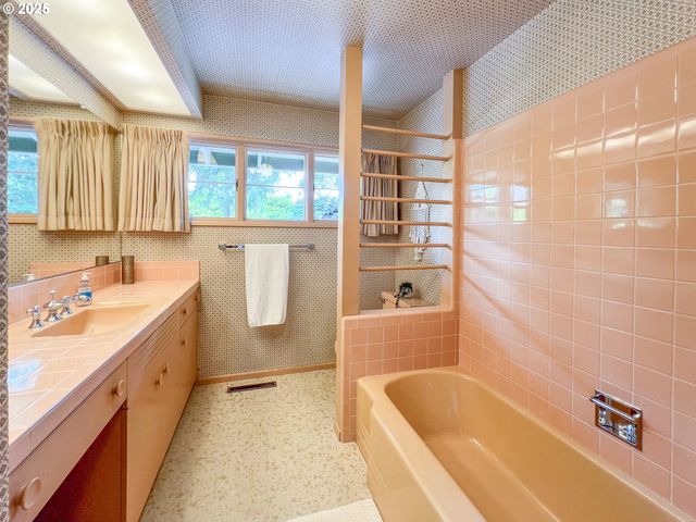 115 W SCENIC Dr, The Dalles, OR 97058