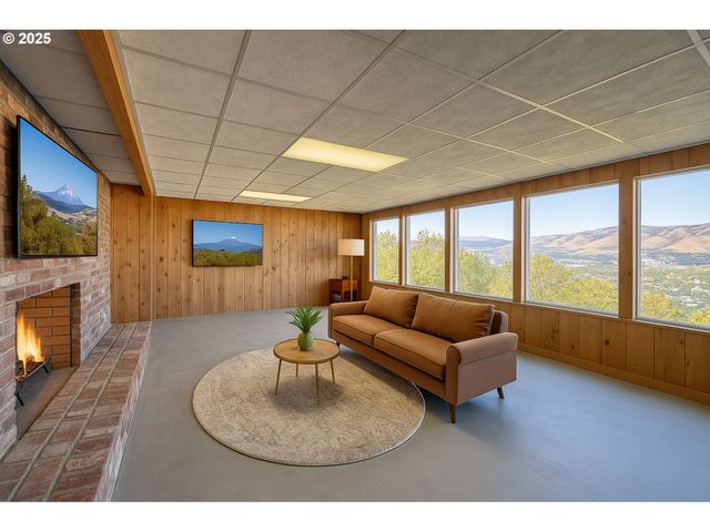 115 W SCENIC Dr, The Dalles, OR 97058