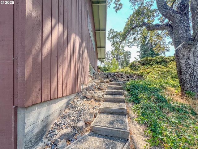 115 W SCENIC Dr, The Dalles, OR 97058