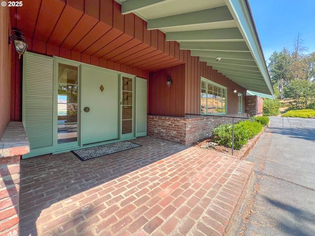 115 W SCENIC Dr, The Dalles, OR 97058